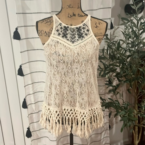 Taylor & Sage Tops - Boho cream black accent Taylor & Sage sleeveless top with “tassels” on bottom